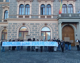 Atac la rector: „8.000 de euro/lună, 0 empatie”. Un grup de studenţi din Braşov flutură banner-e în centrul Braşovului, cu mesaje denigratoarea la adresa conducerii universităţii. Aceeaşi supărare: nu vrem prezenţă fizică la cursuri